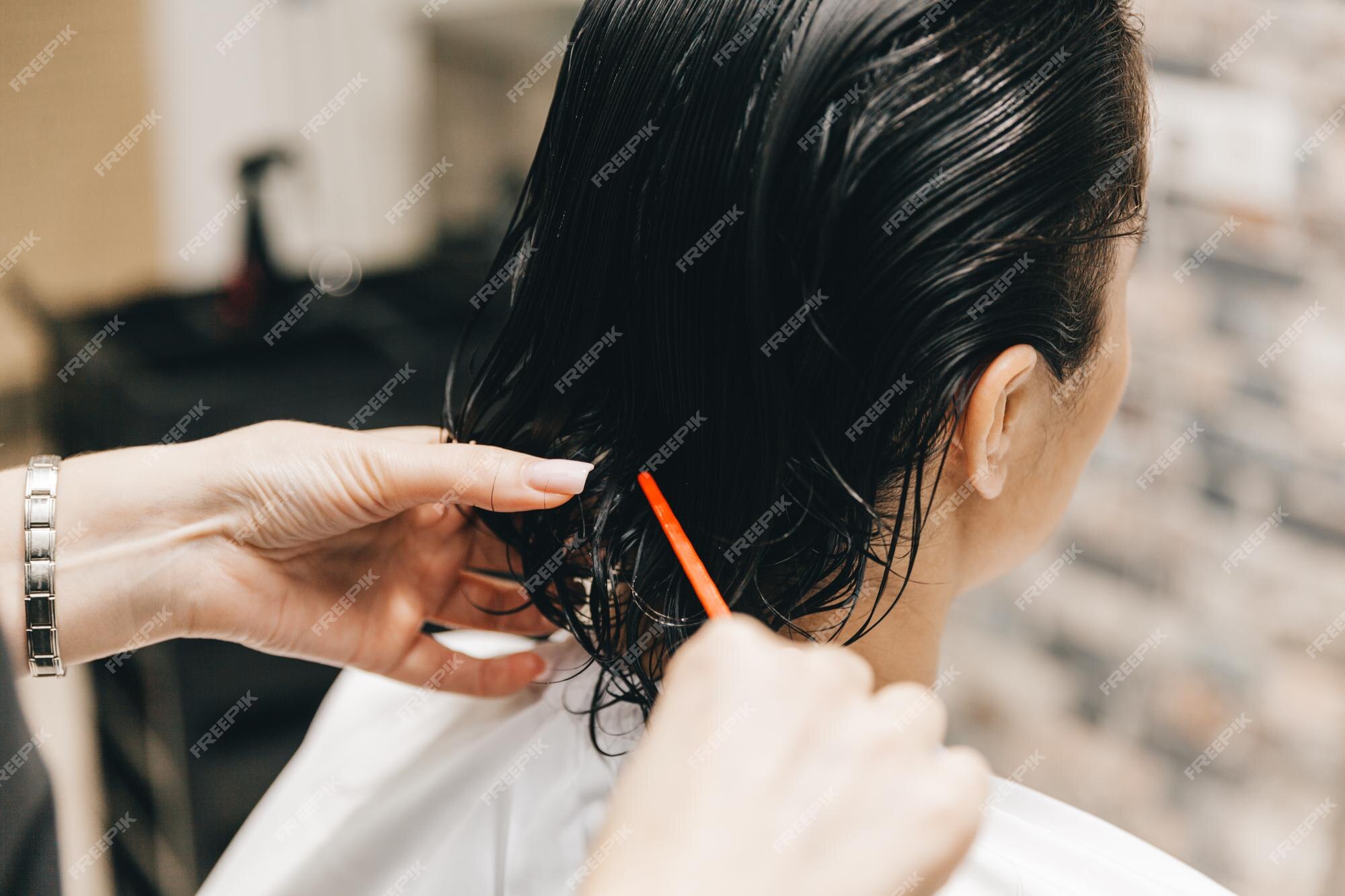 Vista traseira do corte de cabelo do barbeiro feminino, fazendo o