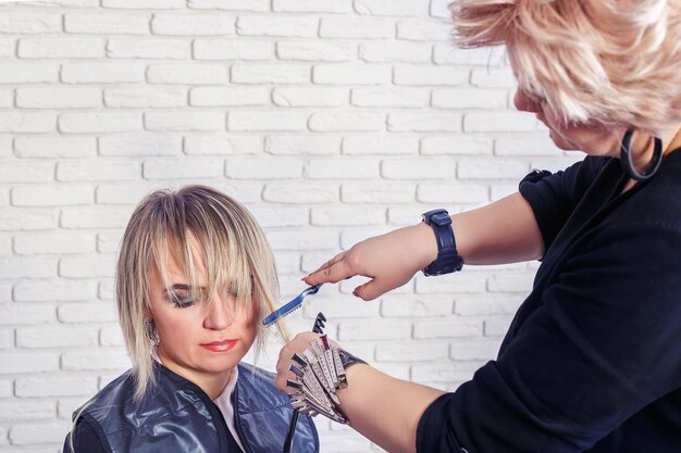 Foto cabeleireiro fazendo corte de cabelo