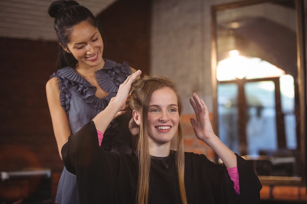 Foto cabeleireiro feminino, estilo de cabelo de clientes