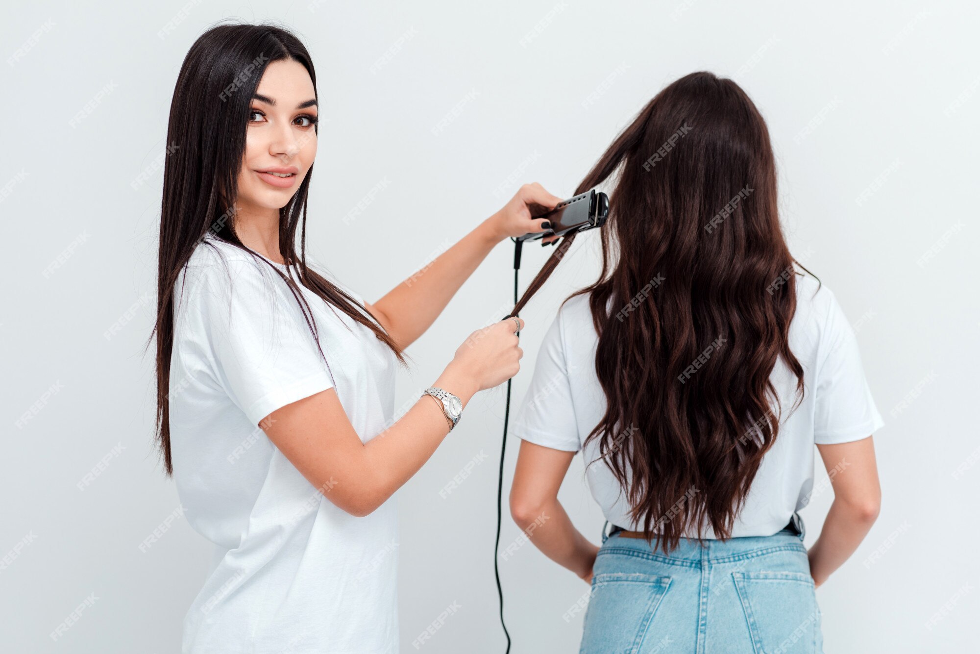 Cabeleireiro Da Mulher Profissional Que Faz O Penteado Usando O