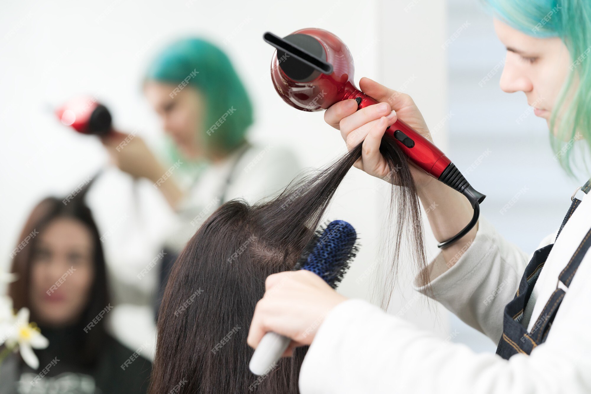 Mãos De Cabeleireiro Secador De Cabeleireiro, De Penteado, Com Secador De  Cabelo Vermelho E Pente Azul No Salão De Beleza Profissi Foto de Stock -  Imagem de seco, forma: 211947178