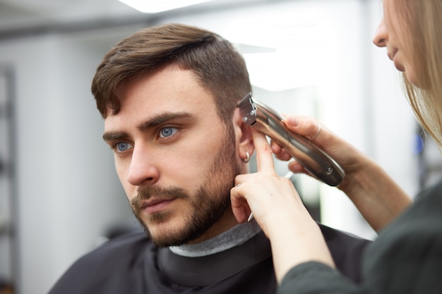 Cabeleireiro mulher cortar cabelo bonito caucasiano jovem