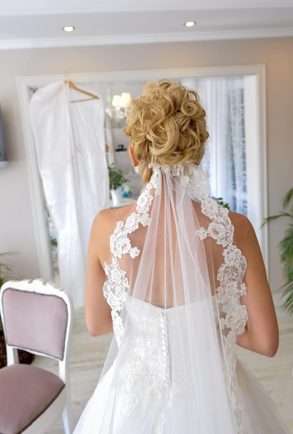 Cabeleireiro ou florista faz da noiva um penteado de casamento