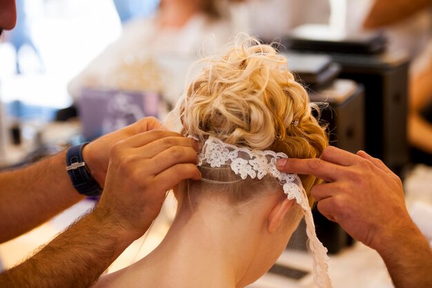 Cabeleireiro ou florista faz da noiva um penteado de casamento