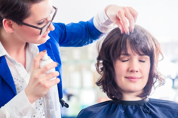 Cabeleireiro, penteado, mulher, cabelo, em, loja