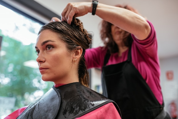 Foto cabeleireiro, penteando o cabelo de mulher