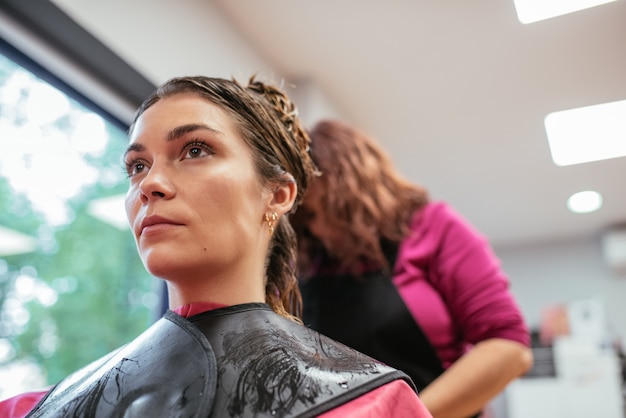 Foto cabeleireiro, penteando o cabelo de mulher