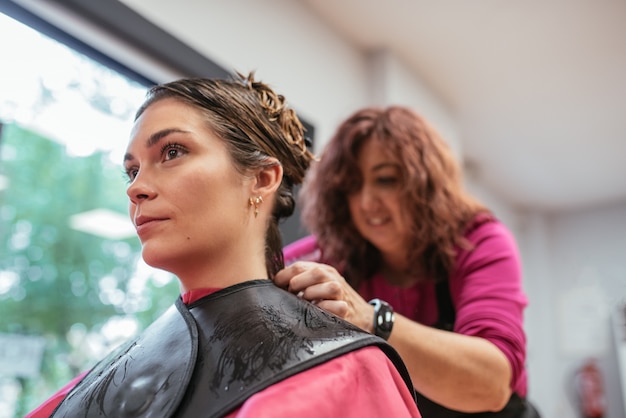 Cabeleireiro, penteando o cabelo de mulher