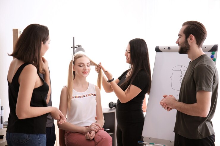 Foto cabeleireiro profissional e estagiários trabalhando com cliente no salão. conceito de aprendizagem