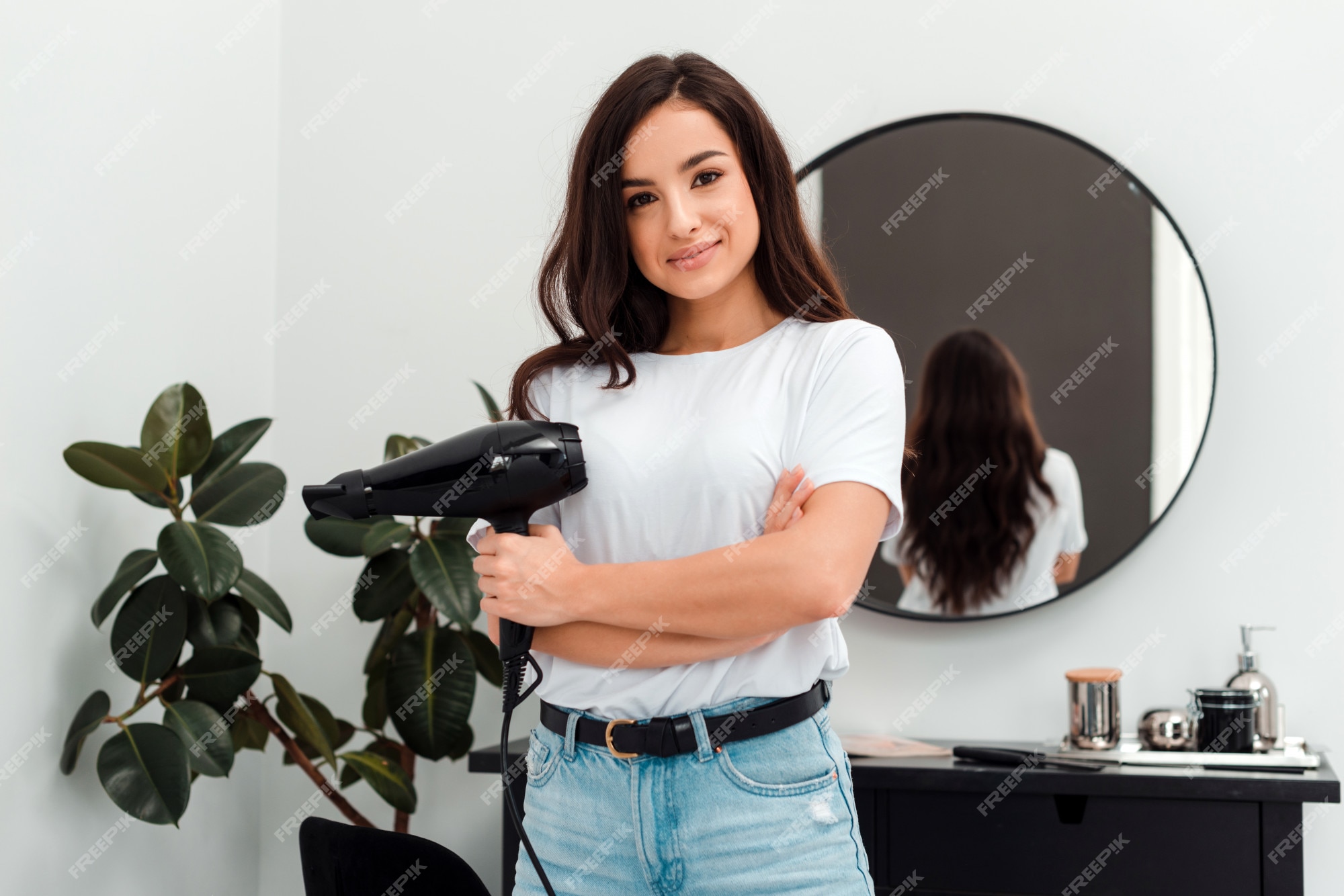 Profissional à Moda, Cabeleireiro Que Faz Hairdoing Ao Cliente Com Um  Secador De Cabelo No Fundo Do ` S Do Cabeleireiro Imagem de Stock - Imagem  de beleza, denominar: 120851645