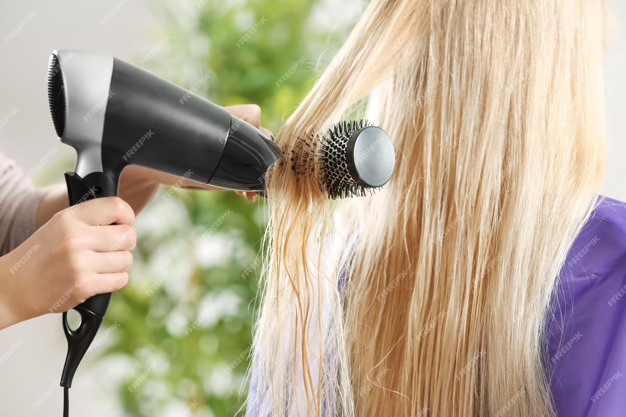 Barbeiro Profissional Que Trabalha Com Um Cliente Em Um Salão De Beleza Do  Cabeleireiro, Usos Um Secador De Cabelo Foto de Stock - Imagem de  profissional, estiloso: 117811236