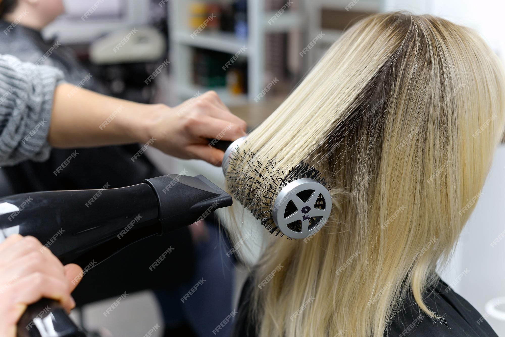 Cabeleireiro Com Secador De Sopro E Cliente Durante O Tempo Do Coronavírus  Imagem de Stock - Imagem de cabelo, caucasiano: 212711837