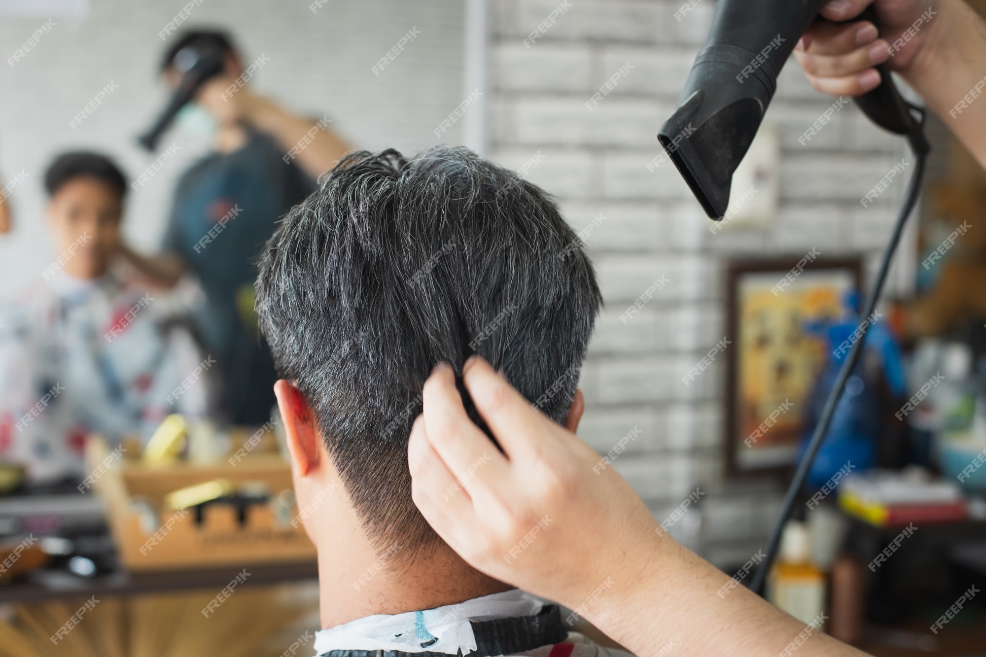 O Cabeleireiro Seca O Cabelo Do Cliente Com Secador De Cabelo E