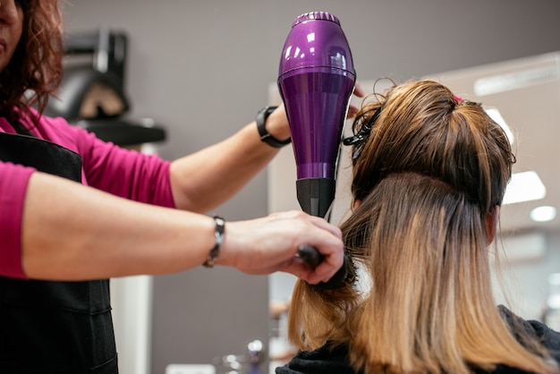 Foto cabeleireiro, secar o cabelo da mulher