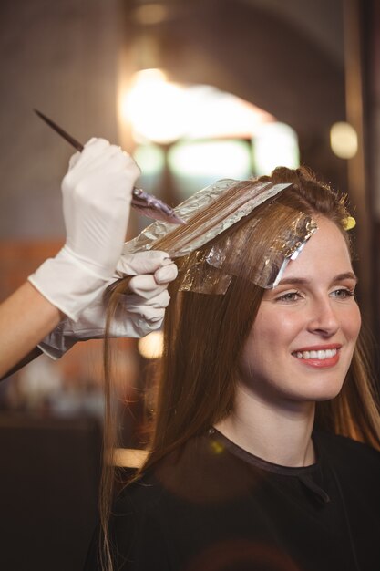 Cabeleireiro tingir o cabelo de seu cliente