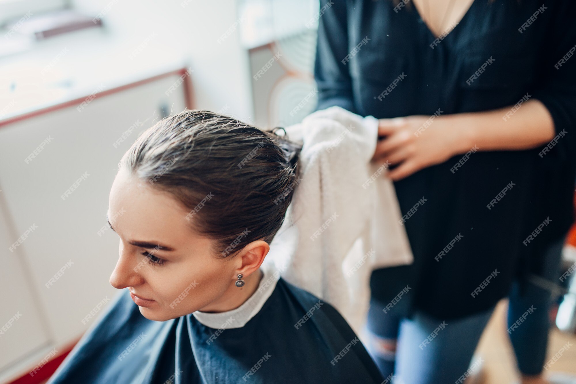 Mulher Sendo Penteado Pelo Cabeleireiro Com Spray E Secador De Cabelo Na  Frente Do Espelho No Salão De Cabeleireiro Retro Moderno Foto Royalty Free,  Gravuras, Imagens e Banco de fotografias. Image 162113881