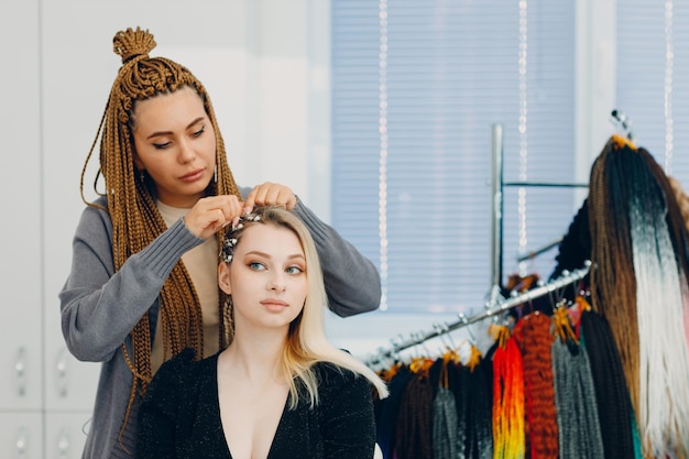 Cabeleireiro trançado afro tranças tranças cabelo de cliente do sexo feminino no salão de barbeiro