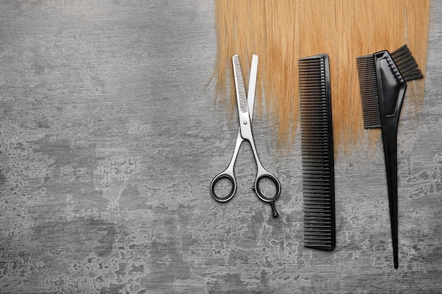 Foto cabeleireiros profissionais e cabelos loiros em fundo cinzento