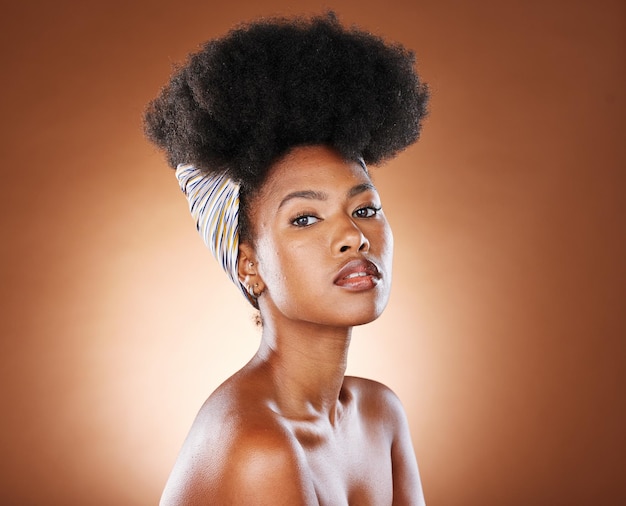 Cabello afro de mujer negra y moda en cosméticos de belleza para el cuidado de la piel o maquillaje contra un fondo de estudio Retrato de modelo afroamericana orgullosa y segura de sí misma con tratamiento de peinado rizado