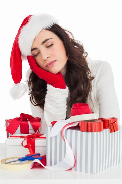 Cabello castaño en el sombrero de Papá Noel