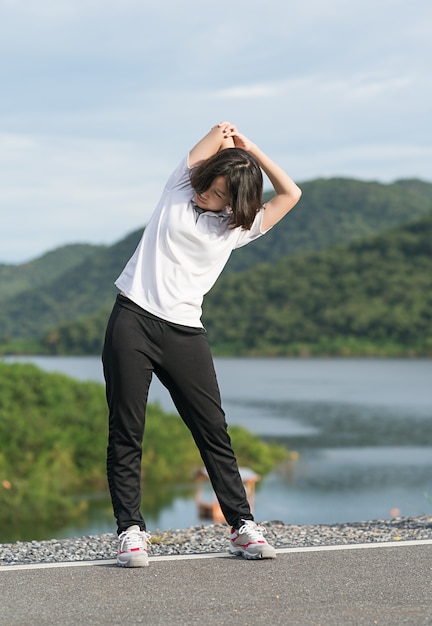 Cabello corto mujer haciendo ejercicio al aire libre