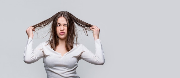 Cabello desordenado Mujer frustrada con mal cabello Mujer con mal cabello su cabello está desordenado y enredado Chica con mal cabello Mal día de cabello Mujer morena con cabello desordenado