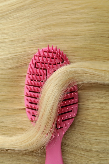 Cabello femenino con cepillo para el cabello en todo el fondo