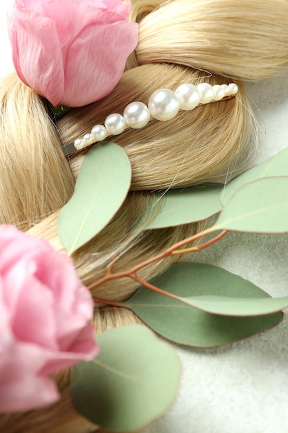 Cabello femenino con flores y pinza para el cabello, cerrar