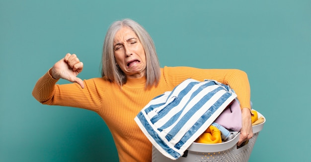 Cabello gris bastante ama de casa mujer lavando ropa