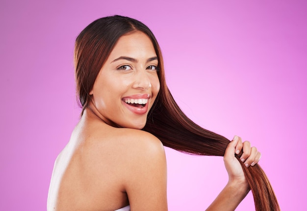 Cabello hermoso y mujer feliz aislada sobre fondo púrpura para un brillo saludable y cuidado en el estudio Joven modelo gen z joven o persona negra en retrato para el color de crecimiento natural y maqueta de salón