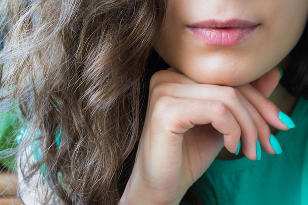 Cabello, labios y manicura.