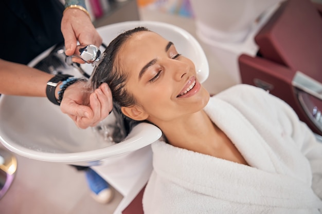 Cabello lavado de la modelo en manos de un profesional.