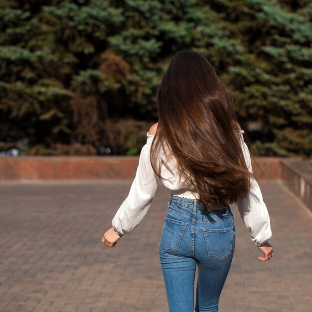 Foto el cabello moreno femenino de la vista trasera