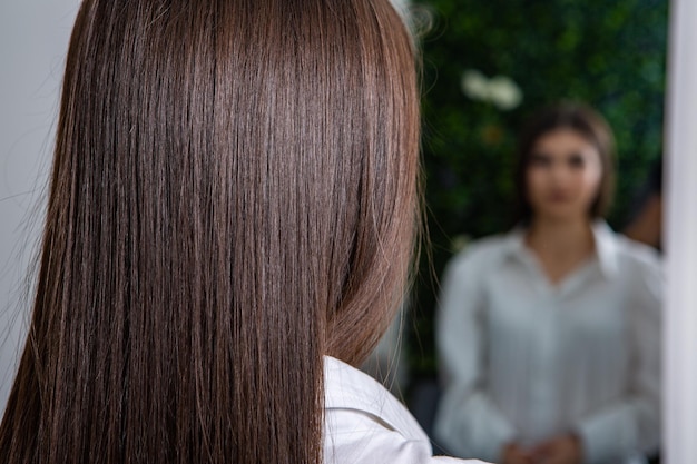 Un cabello moreno recto y saludable que se ha sometido al procedimiento de alisado del cabello