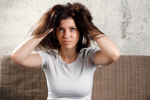 Foto cabello de mujer, mujer con cabello despeinado