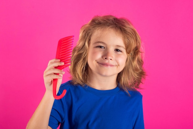 Foto el cabello de los niños cuidado diario del cabello rutina niño con un peine y problema de cabello niños champú cabello no peina