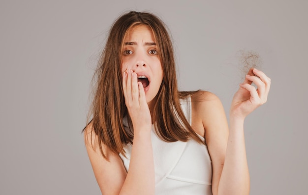 Cabello para el problema de la caída del cabello mujer muestra su cabello enredado cabello dañado