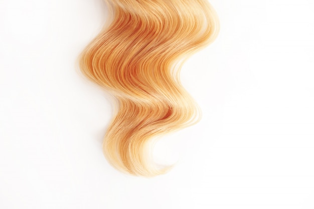 Cabello rizado dorado aislado. mechón de cabello rubio o rojo, cuidado del cabello