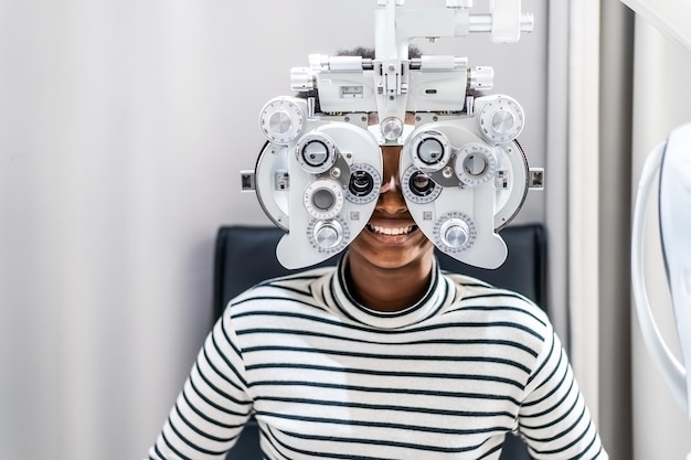 Cabelo afro-americano jovem sorridente fazendo teste de olho em foróptero óptico, verificando seu olho com máquina de optometria