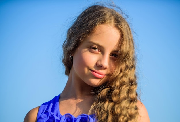 Cabelo bonito, cabelo saudável, juventude, é brilhante, férias de verão e férias, aproveite o bom tempo, moda infantil, criança bonita, beleza natural, ao ar livre, menina pequena, cabelo culry, infância feliz