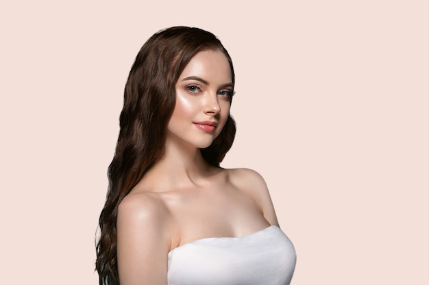 Cabelo bonito pele mulher beleza feminina retrato natural maquiagem cabelos longos. Cor de fundo amarelo
