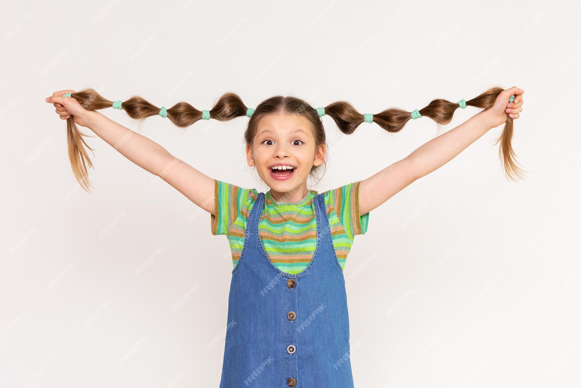 Cabelo comprido engraçado de uma criança saindo em diferentes direções penteados  infantis