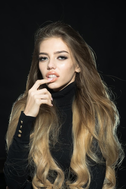 Cabelo comprido lindo. Menina da moda com penteado longo ondulado saudável. Mulher sexy com rosto de beleza, maquiagem perfeita. Volume, penteado, conceito de cabeleireiro. Mulher elegante com pele saudável, penteado