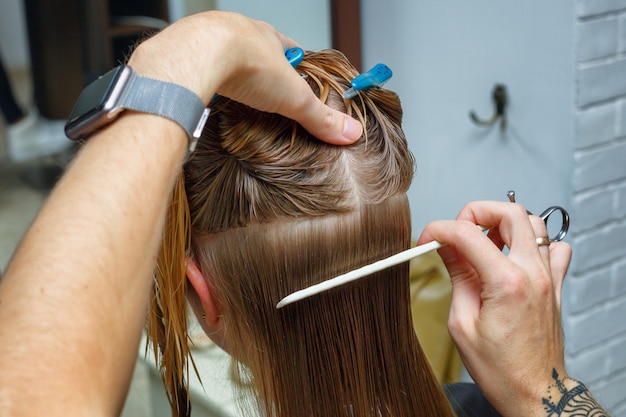 Cabelo cortado no salão de cabeleireiro