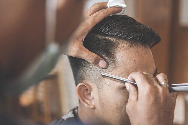 Cabelo de barbear à mão