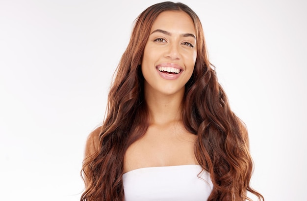 Cabelo de beleza e rosto de mulher com cosméticos naturais brilham pele saudável e tratamento cosmético dermatológico Modelo feliz com um sorriso maquiagem orgânica e bem-estar facial no fundo do estúdio