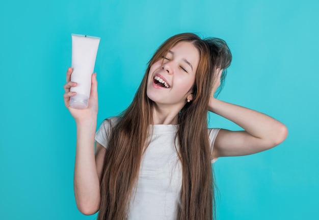 Cabelo de condição de menina alegre com alisador adolescente criança limpando cabelo com shampoo garoto apresentando gel de banho cuidados com o corpo loção de pele cosmética ou esfoliante forte e resiliente Usado para parecer perfeito