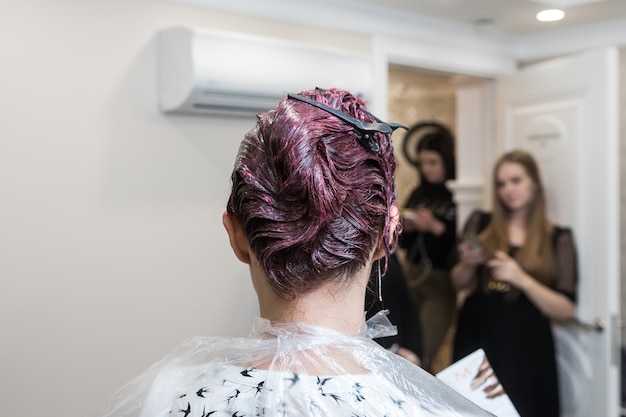 Cabelo de menina recém-tingido de roxo