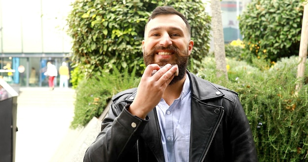 Cabelo de pente de homem atraente. Hipster cuida de sua barba.