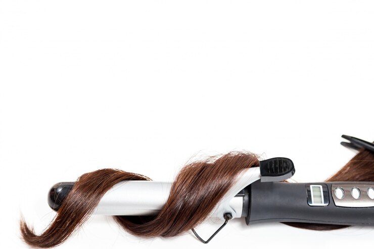 Cabelo escuro encaracolado com um curling ferro isolado no fundo branco